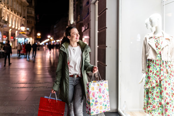 一名年轻女子看到精品展示图片下载