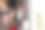 一名年轻女子看到精品展示图片下载
