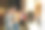 浪漫的夫妇漫步在城市的街道和欣赏精品橱窗展示图片下载
