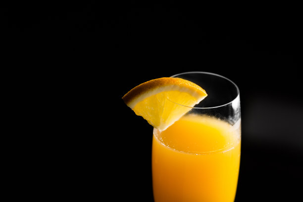 自制含羞草鸡尾酒，加香槟或起泡酒和新鲜橙汁图片下载