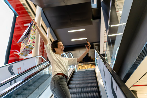 年轻女子在购物中心享受一天的时光图片下载