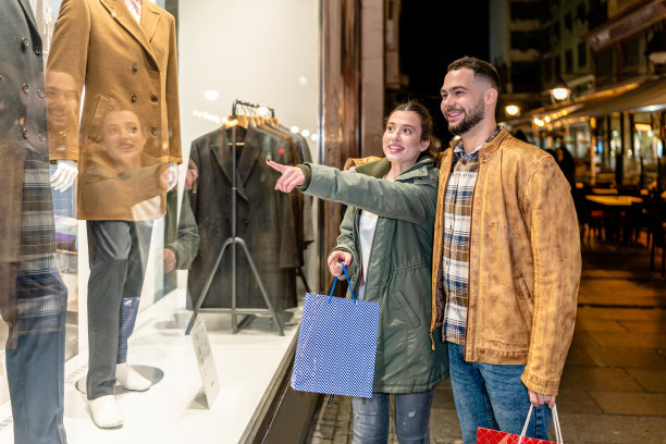 一对夫妇在城市精品店享受一个下午的时尚探索图片下载