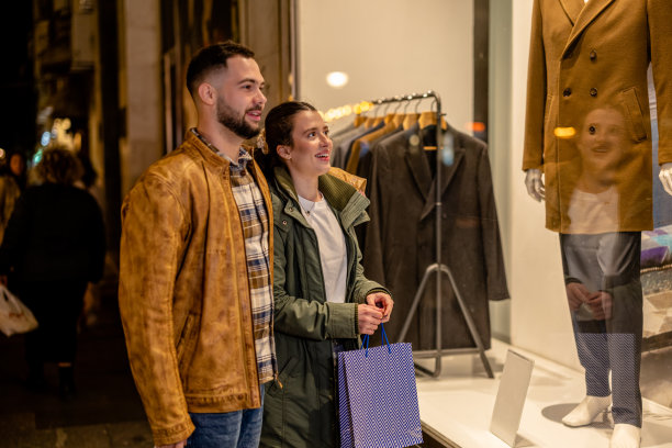 年轻夫妇的时尚之旅图片下载