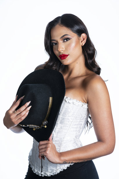 一位流行歌手的肖像图片下载