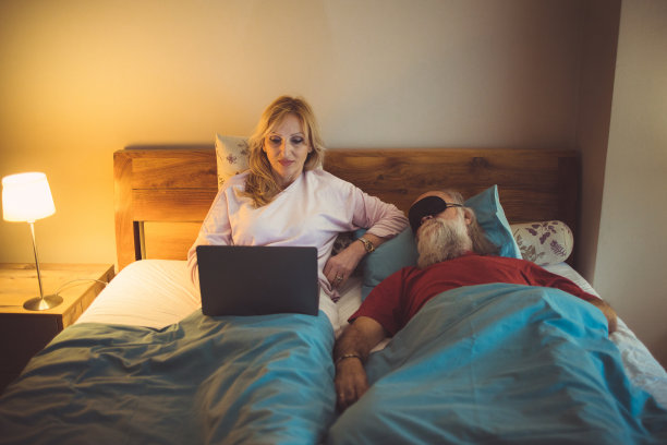 一对老夫妇在床上看网络电视图片下载