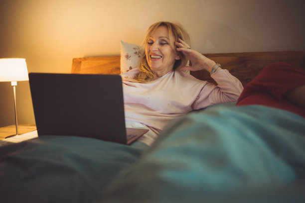 一对老夫妇在床上看网络电视图片下载