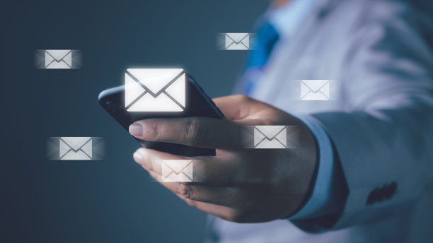 商人使用智能手机与新的电子邮件通知商务电子邮件通信和数字营销。收件箱接收电子信息提醒互联网技术。图片下载