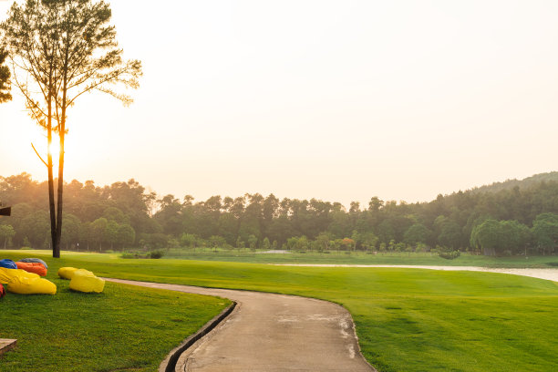 美丽的度假胜地在日落的下午图片下载