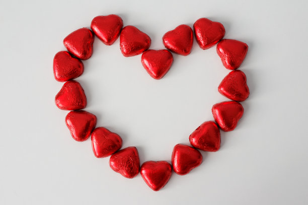用红色箔纸包裹的心形巧克力图片下载