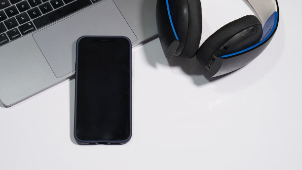 黑屏智能手机与耳机和笔记本电脑图片下载