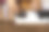 猫完成放松隐藏的腿平躺在地毯上图片下载