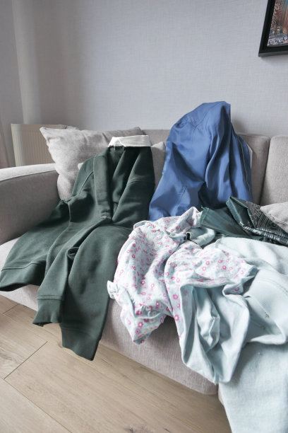 家里沙发上的脏衣服图片下载