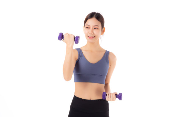肖像美丽的年轻亚洲女子举哑铃孤立在白色背景，女性健身锻炼训练与举哑铃肌肉的力量和力量，运动和保健的概念。图片下载