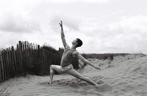 海滩上的芭蕾图片下载