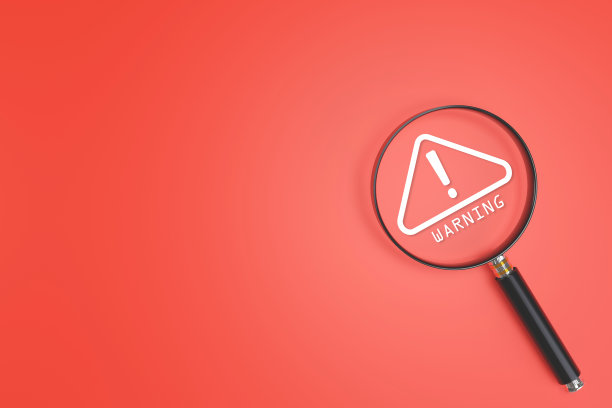 发现问题，系统修复通知。红色背景放大镜上的警告标志图片下载
