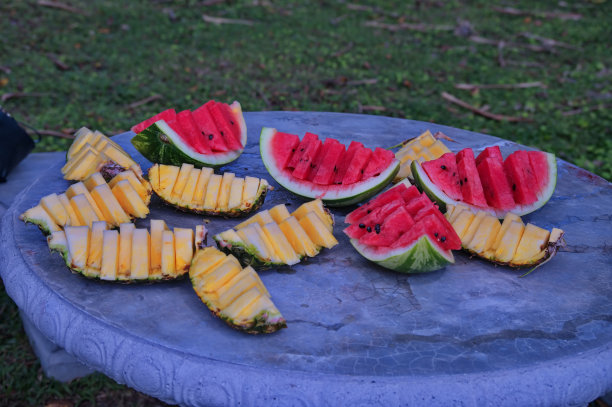 石桌上放着新鲜的热带水果图片下载