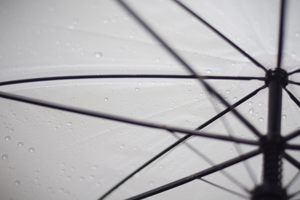 雨滴落在伞上。雨季概念。图片下载