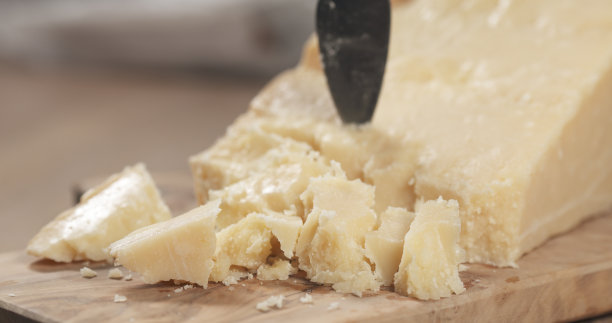 在橄榄板上放几块硬帕尔玛干酪图片下载