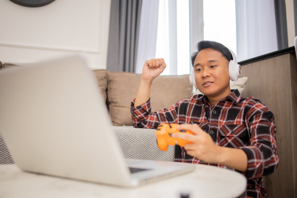 玩电子竞技的年轻玩家图片下载