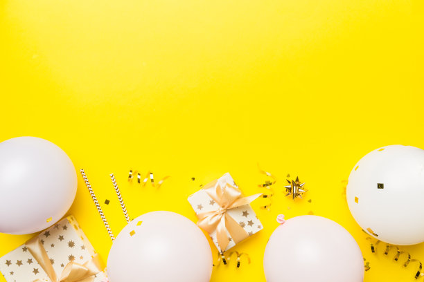 节日背景与彩色气球，礼物和五彩纸屑。平铺式。带有复印空间的生日或聚会贺卡图片下载