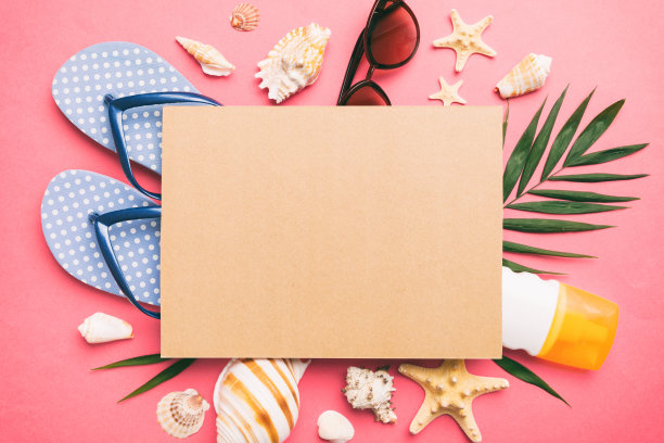 夏季时间的概念与空白的贺卡和彩色背景上的空白工艺纸。从海洋海岸的贝壳在框架的形状，与文字顶视图的空间分开图片下载