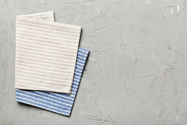 顶视图与灰色厨房餐巾孤立的桌子背景。折叠布料与复制空间的模型，平铺。最小的风格图片下载