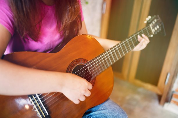 乐女手弹原声吉他音乐人Â独自作曲器乐songÂ吉他课图片下载