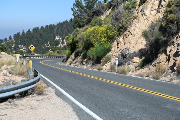 加州18号州际公路的山路。图片下载
