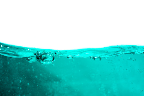 水波表面的气泡和波纹孤立在白色背景上。图片下载