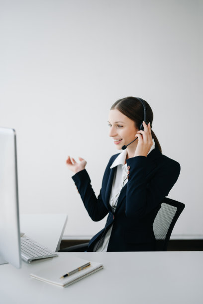 严肃的呼叫中心接线员戴着无线耳机与客户交谈，在办公中心的客户支持服务中，戴着耳机带着麦克风的女士在电话上咨询客户图片下载