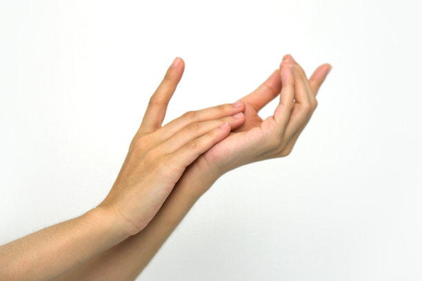 特写美女的手。女性用手涂抹面霜、乳液。水疗和美甲的概念。图片下载