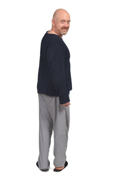 穿睡衣的男人图片下载