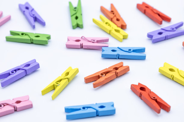 在白色背景上孤立的一套衣夹图片下载