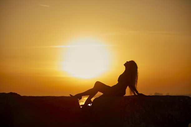 夕阳下的女子剪影图片下载