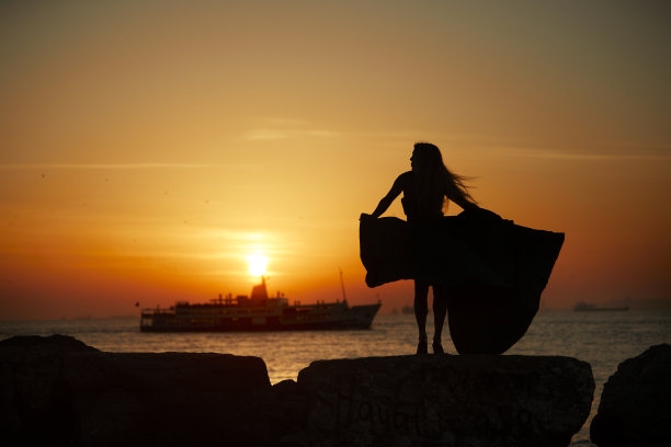 夕阳下的女子剪影图片下载