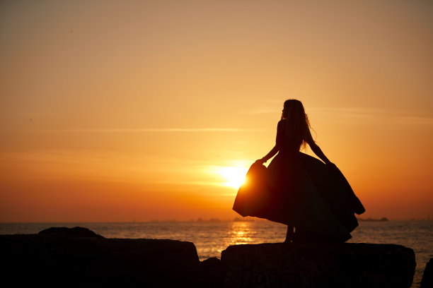 夕阳下的女子剪影图片下载