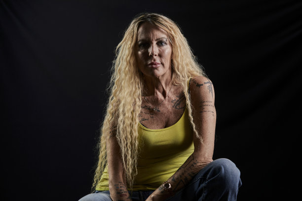 画室里的中年金发女郎图片下载