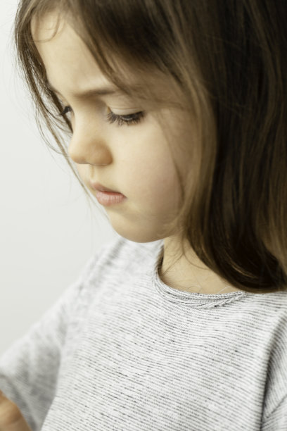 悲伤的小女孩图片下载