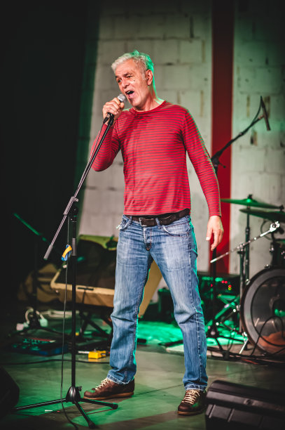 歌手、艺术家、表演者在舞台上现场表演时的特写肖像图片下载