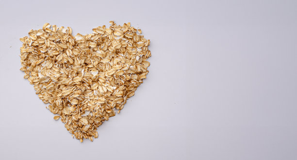燕麦片形成心形白色背景，俯视图和复制空间图片下载