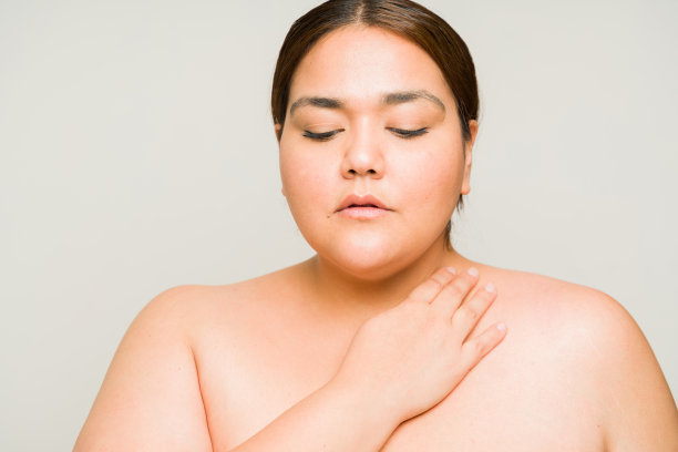 西班牙大女人在用了润肤霜后，她的皮肤很柔软图片下载