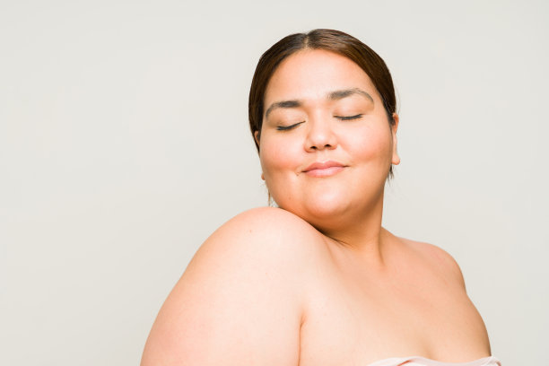 开朗轻松的胖女人，有很多自爱图片下载