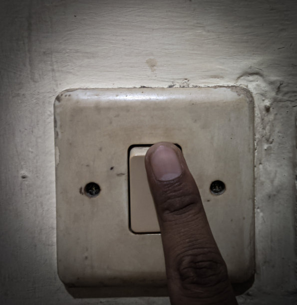 亚洲人用手势打开或关闭电器开关的照片图片下载