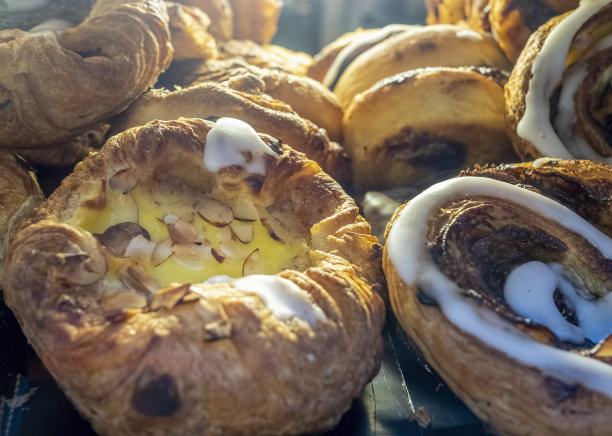 左边是奶油酥皮，上面有杏仁片图片下载