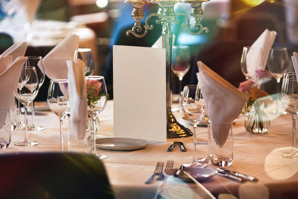 在餐厅准备餐桌图片下载