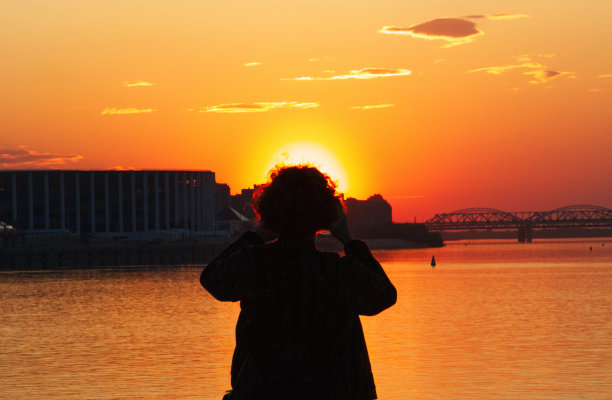 夕阳下一个女孩的剪影图片下载
