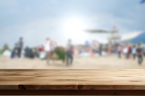 空木桌与天空的背景人群在海滩上图片下载