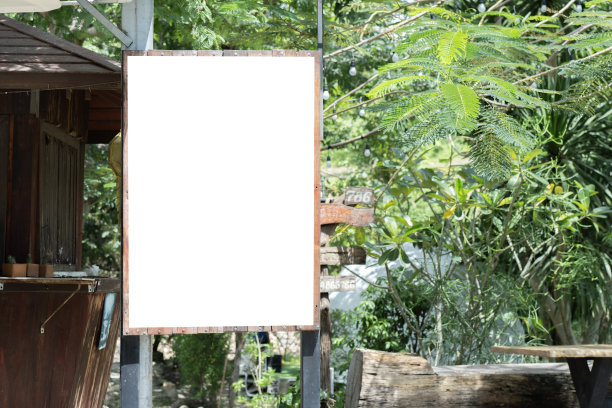 夏季花园的白色空广告牌上有模型摊位的空间。图片下载