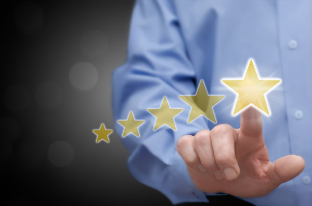 这名男子用手指触摸五星评级(投票)图标。顾客和消费者反馈的概念。图片下载