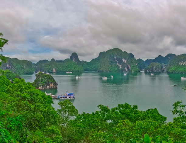 下龙湾到处都是山和从海洋中伸出来的岩石悬崖，越南郁郁葱葱的青山下龙湾到处都是山和从海洋中伸出来的岩石悬崖，越南郁郁葱葱的青山图片下载